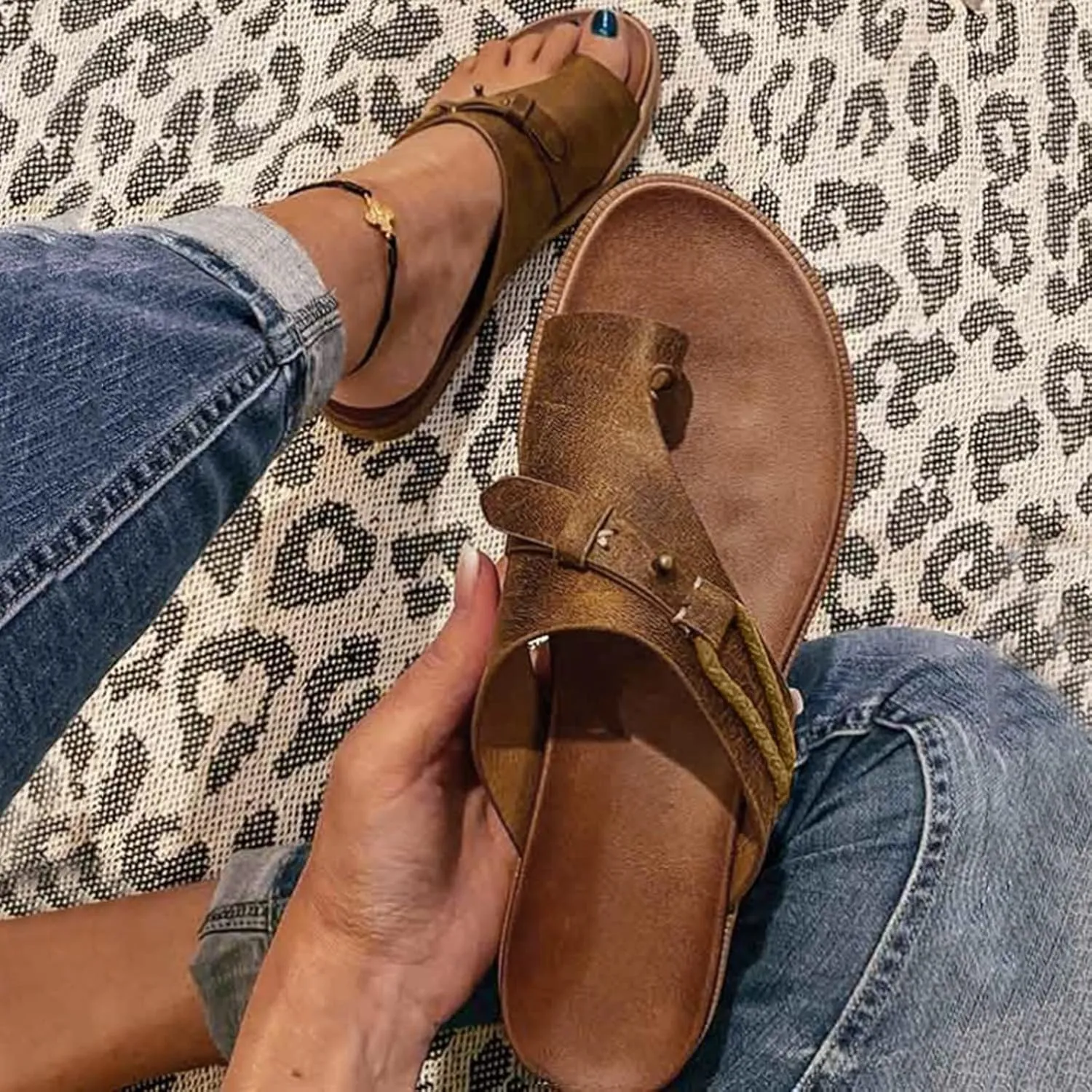 Women's Casual Flat Flip Flop 2025 Open Toe Solid Color Lightweight Orthopedic Sandals Summer Comfy Breathable Casual Beach Outdoor Walking Travel Shoe